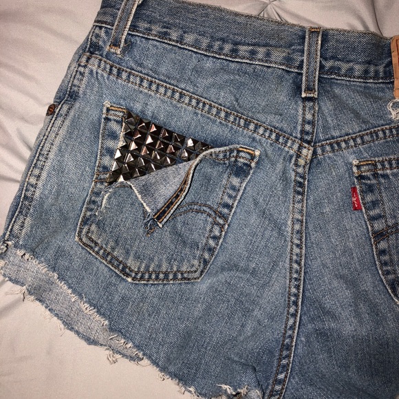 Levi Shorts - Picture 3 of 7